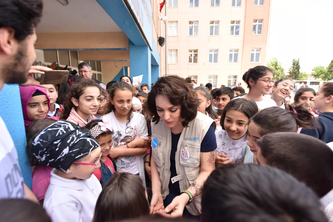 Ezgi Mola 