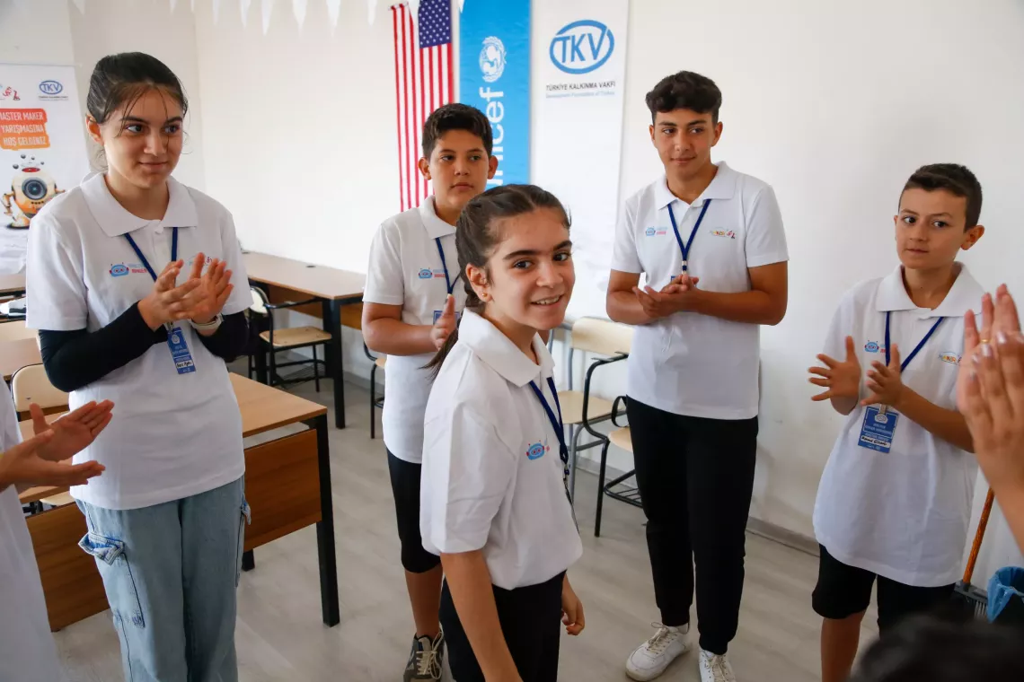 &Ccedil;ocuklar heyecanla ayakta arkadaşlarını alkışlıyorlar. 