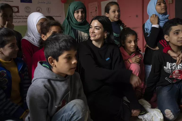 Sanat&ccedil;ı Dua Lipa m&uuml;lteci &ccedil;ocuklar ve gen&ccedil;lerle buluşmak &uuml;zere UNICEF'le birlikte L&uuml;bnan'ı ziyaret etti