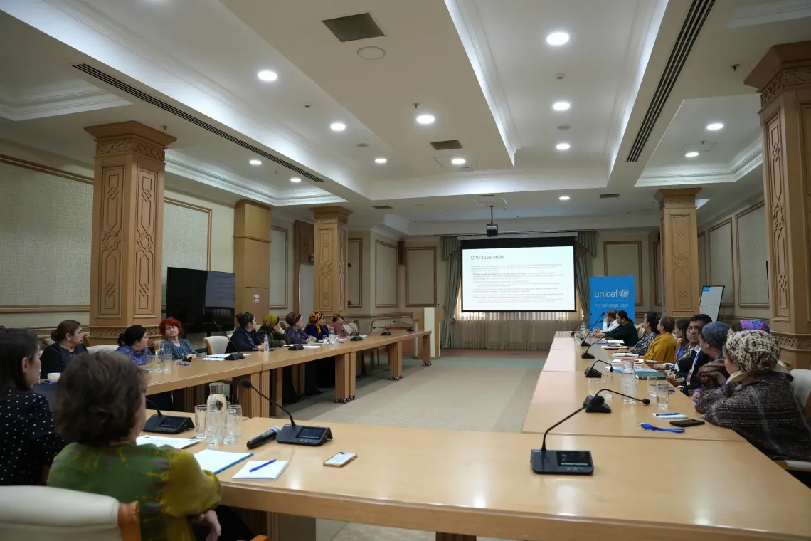A presentation highlights interactive methods used in parenting support groups, demonstrating approaches that encourage parent participation, open dialogue and shared learning.