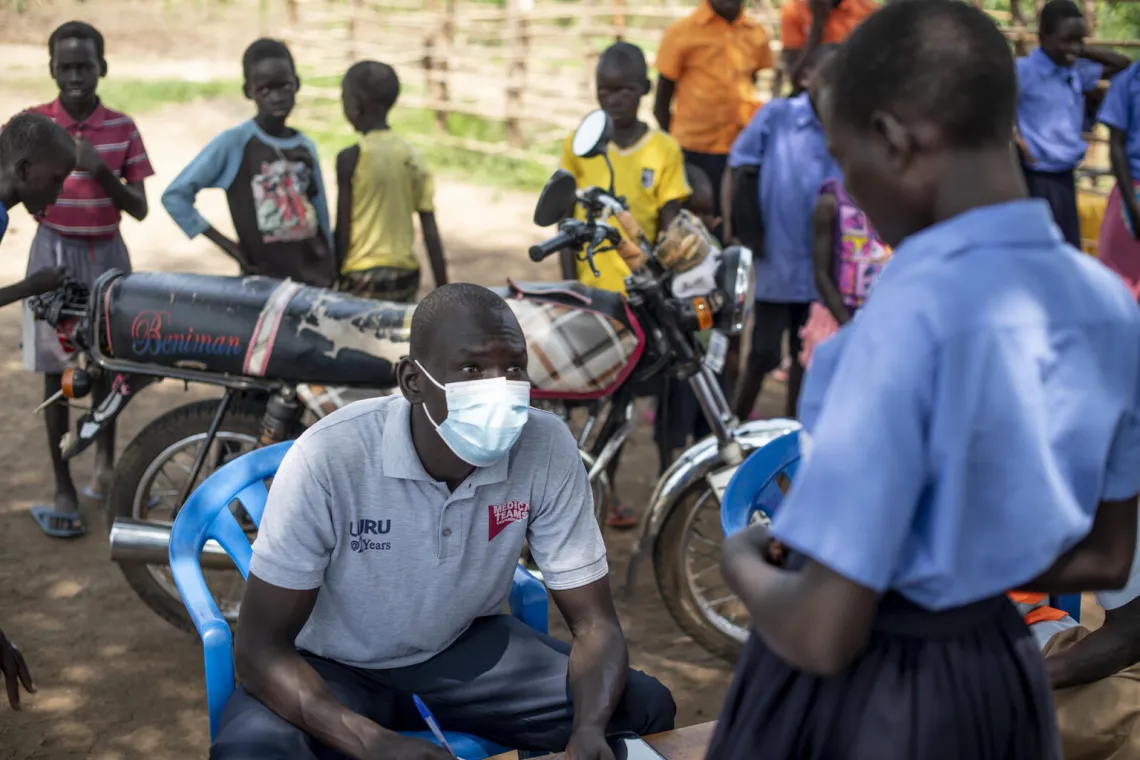 Speaking to school children before vaccination
