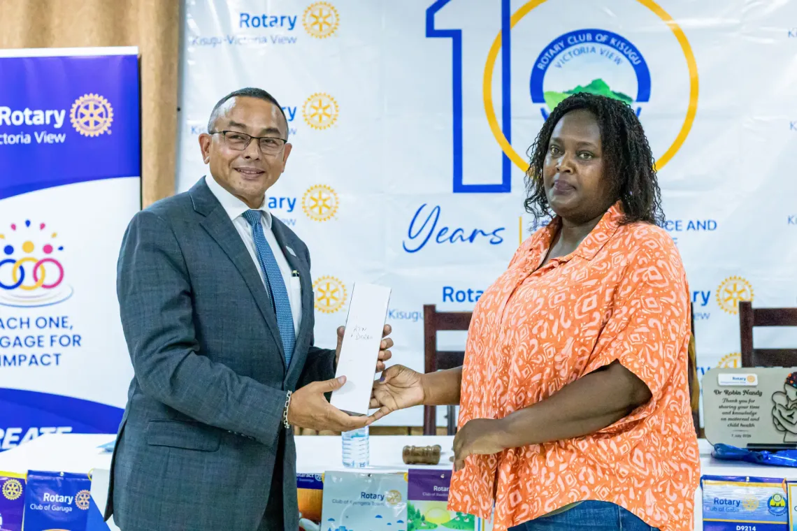 Dr. Robin Nandy, UNICEF Uganda Country Representative, presents a token of appreciation to an attendee during the inaugural fellowship of the Rotary Club of Kisugu Victoria View for the 2026/2027 Rotary year at Hotel International Muyenga in Kampala, Uganda, on July 7, 2026.