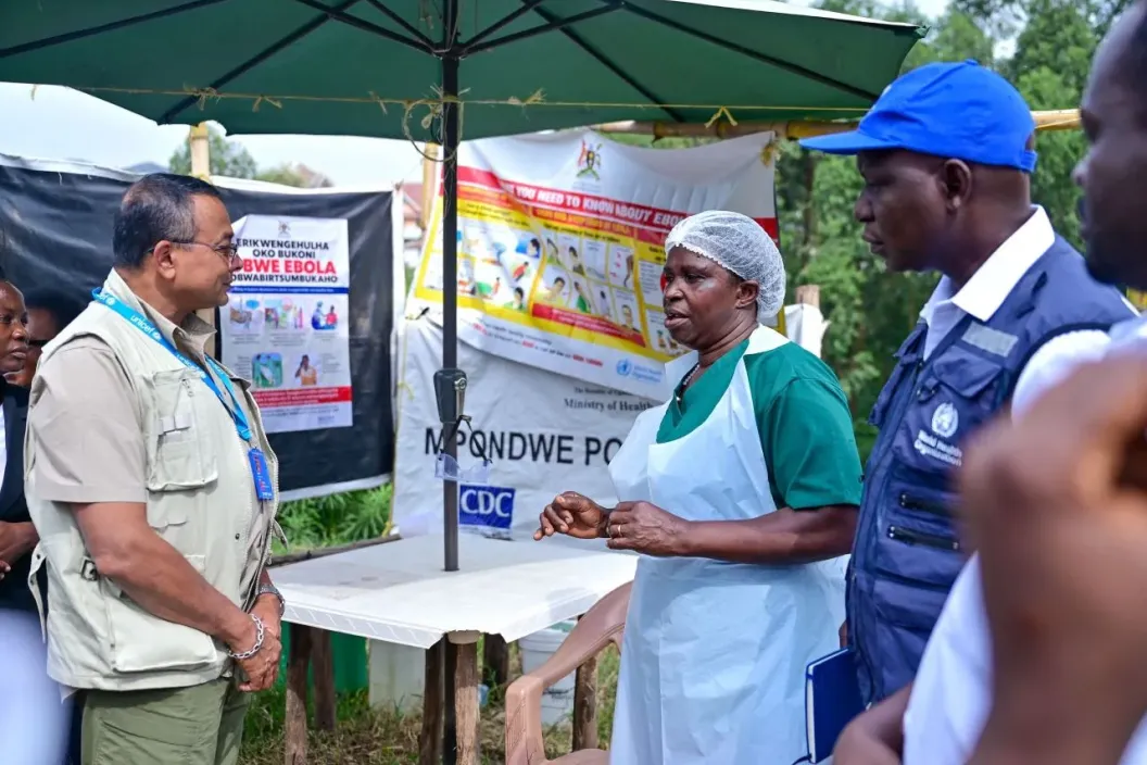 Dr Robin Nandy, UNICEF Uganda Representative, speaks with a health worker during a joint visit to assess the country&rsquo;s readiness to respond to the Bundibugyo virus outbreak at the Mpondwe border in Bwera, Kasese district.