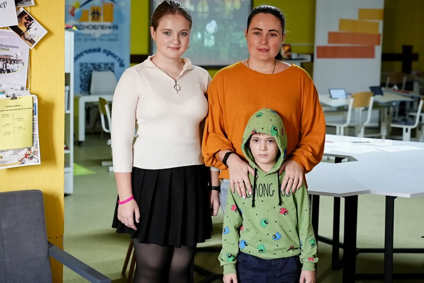 Шестирічний Артем зі старшою сестрою Веронікою та мамою Іриною