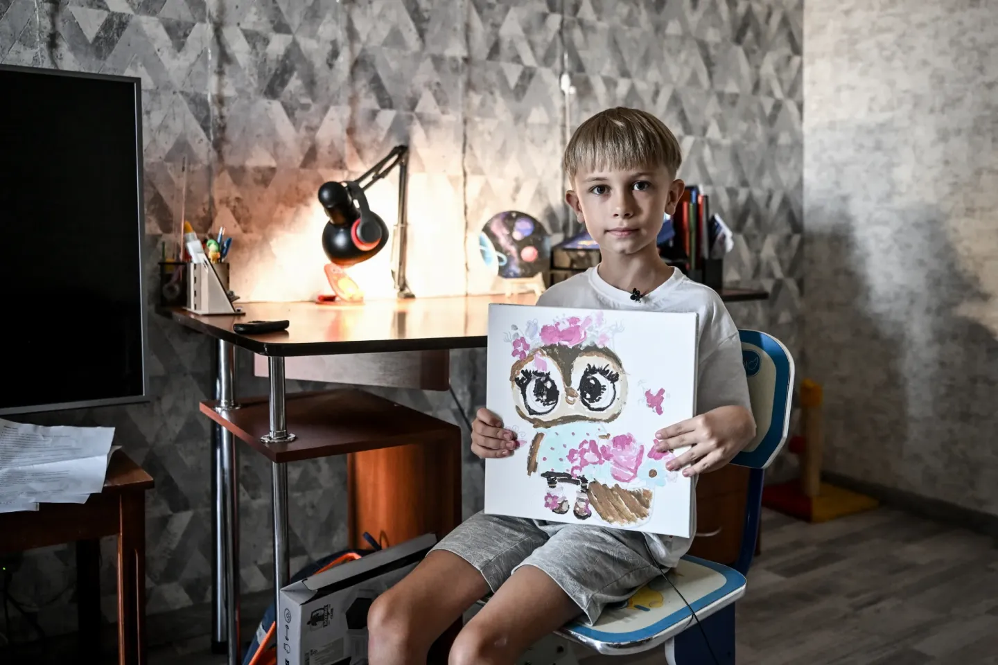 9-річний Мирон показує малюнок пташки