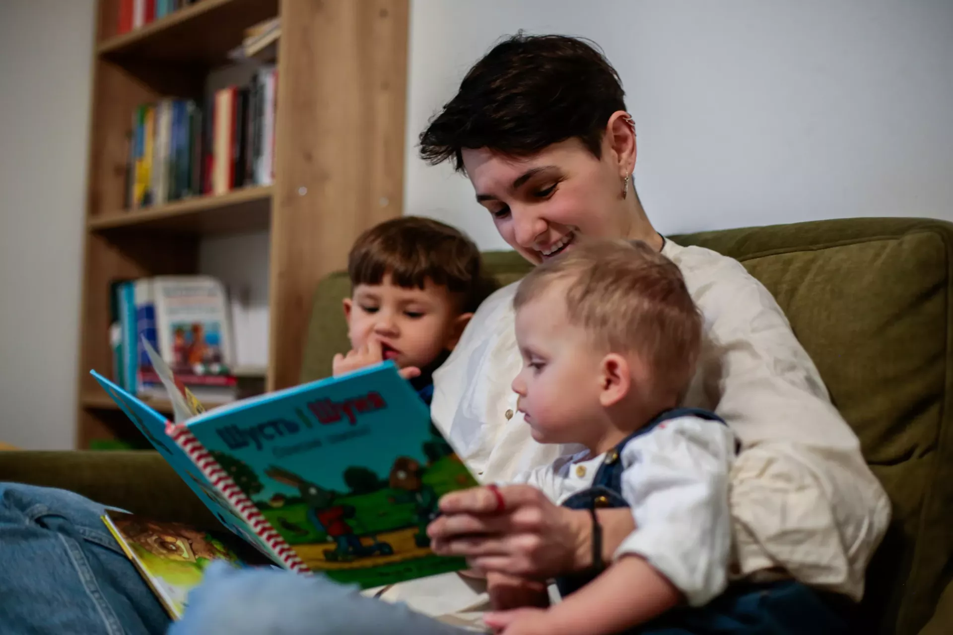 Юля читає Микиті та Богдану їхні улюблені книги. Сім&rsquo;я багато проводить часу за книгами &ndash; найстарший хлопчик Артур багато читає сам, а молодші люблять слухати казки та оповідання, які їм читають батьки. 