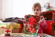 Богдана (3) показує свій малюнок