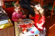 Сестри Богдана (3) і Аделіна (6) малюють.