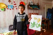 Нікіта показує свій малюнок