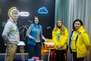 Усі волонтери працюють у три зміни. Завдяки цьому дитяча кімната відчинена цілодобово, тож приймати в себе родини може у будь-який час, навіть після комендантської години.