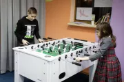 У дитячій кімнаті є настільний футбол, який користується неабиякою популярністю. За ним часто відбуваються змагання між волонтерами точки &ldquo;Спільно&rdquo; та дітьми, які приходять до них у гості. Перемогу здобуває найспритніший.