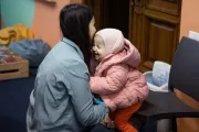 Мама Діана вдягає свою дворічну донечку Кароліну, оскільки їхній потяг вже невдовзі прибуде на колію. Вони прямують до Польщі з рідного Миколаєва. Проте дівчинка не розділяє маминих планів і прагне залишитися й продовжити складати бавитися з кубиками.