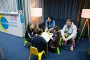 У просторі точки &ldquo;Спільно&rdquo; є ігрові зони, де діти можуть погратися іграшками або в розвиваючі ігри. Також тут є можливість для творчості: кольорові олівці, фломастери та папір. Ігри дітей відбуваються під пильним наглядом волонтерів.