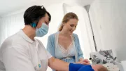 Патронажна медсестра консультує родину з приводу коліків, догляду, грудного вигодовування