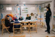 Діти слухають лекцію з мінної безпеки