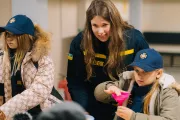 Настя (9) робить іграшку-антистрес разом з психологинею ДСНС в мобільному класі безпеки в Малинівці на Харківщині