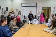 Студенти  на занятті з перукарського мистецтва