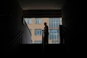 Тетяна Прищенко, директорка ліцю покає відремонтоване укриття