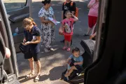 Руслана з сином Олексієм чекають в черзі біля евакуаційного автобуса