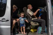 Руслана з сином Олексієв в евакуаційному автобусі