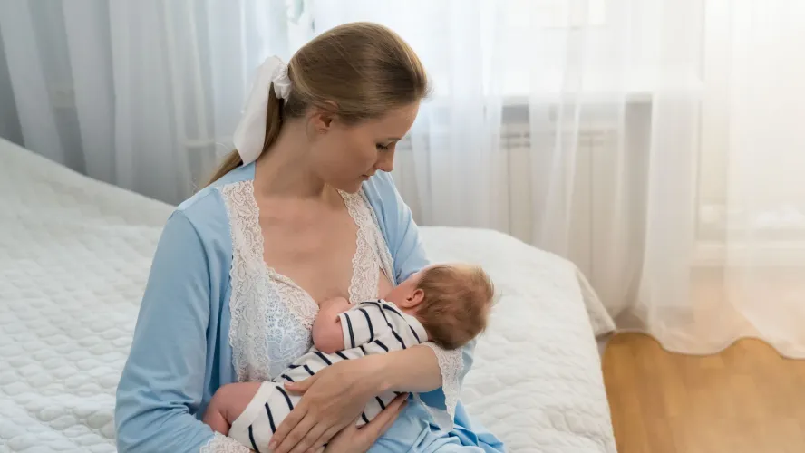 жінка годує грудьми