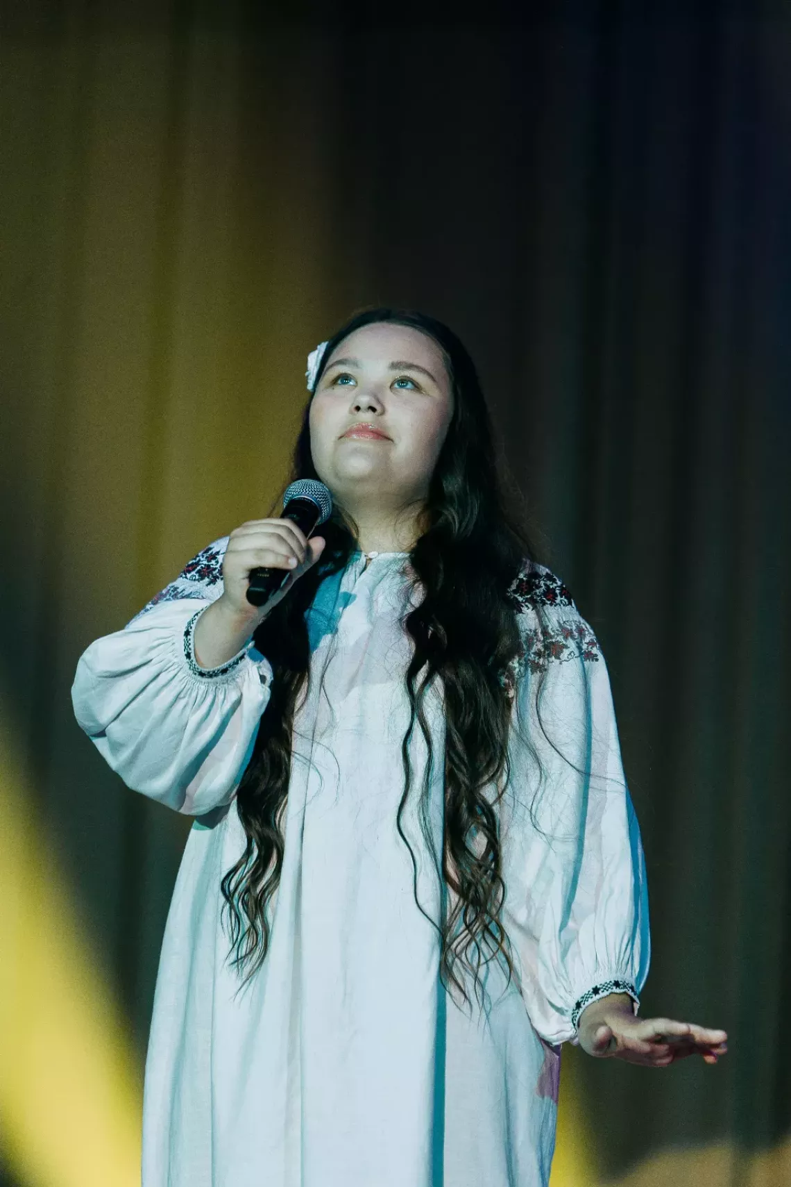 Dariia sings on stage