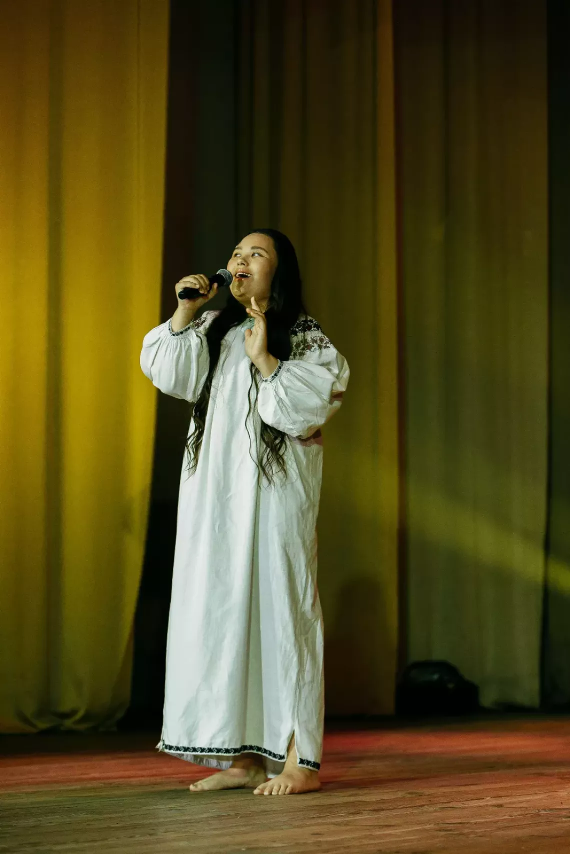 Dariia sings on stage