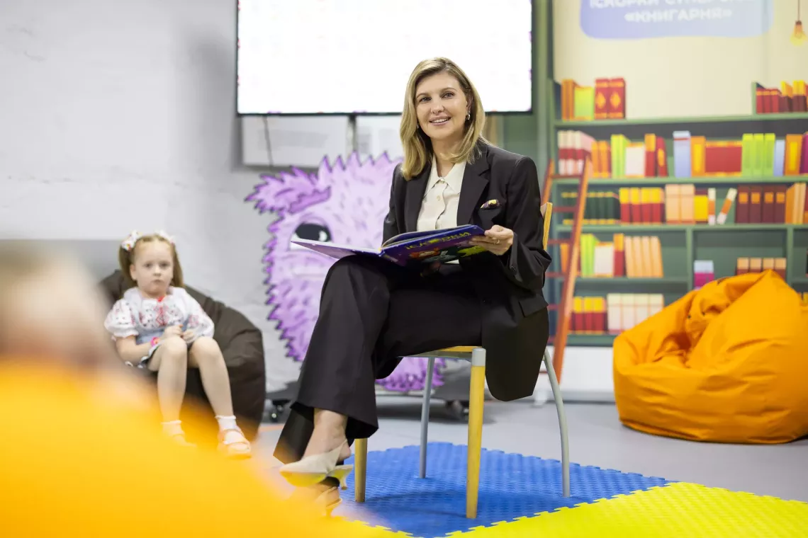 Перша леді України Олена Зеленська читає дітям книгу про Іскорки Суперсил