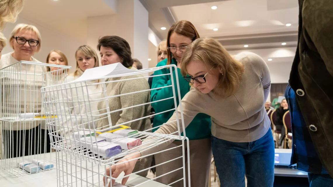Participants are shown how to store the vaccine, depending on the equipment and the temperature regime of its storage