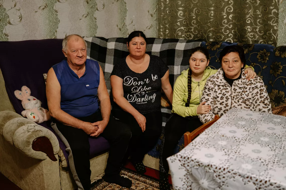 Родині Бобро рідко вдається зібратися і відпочити разом, каже Олена (37). Жінка з ранку до вечора на роботі, після зміни зайнята домашніми справами. Дідусь Олександр (67) та бабуся Лідія (59) допомагають Діані у побуті, поки мама Олена на заводі. Коли бабуся Лідія йде на роботу, онуці допомагає з повсякденними справами дідусь