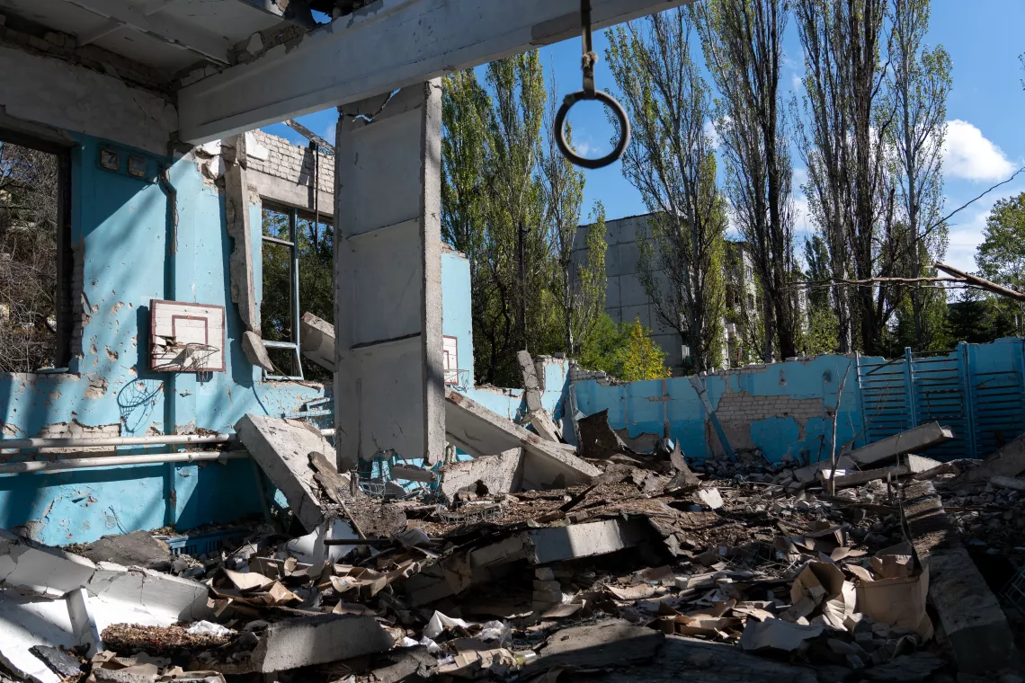 Школу в Селидовому на сході України зруйновано обстрілом