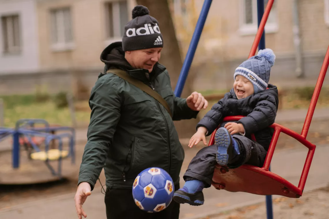 Oleksandr (32 years old) with his son Makar (2). Before the start of the full-scale war, Alexander worked as a construction worker, but now he has lost his job.