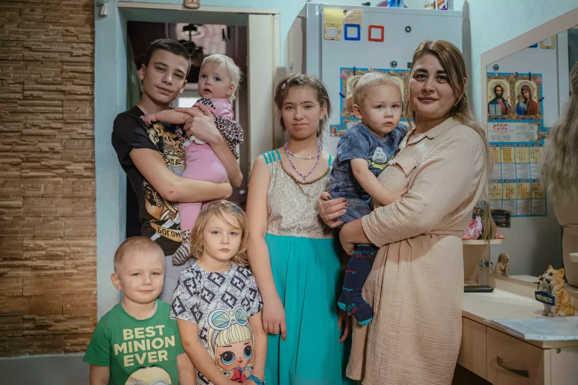 Людмила виростила двох власних дітей &mdash; доньку та сина. За чотири роки, поки працює патронатною вихователькою, у її будинку жили 18 дітей. Ніні мешкають п'ятеро &mdash; Маряна, Міша, Саша, Маша та Ліда, а також син жінки Данило. 18-річна донька Людмили живе окремо