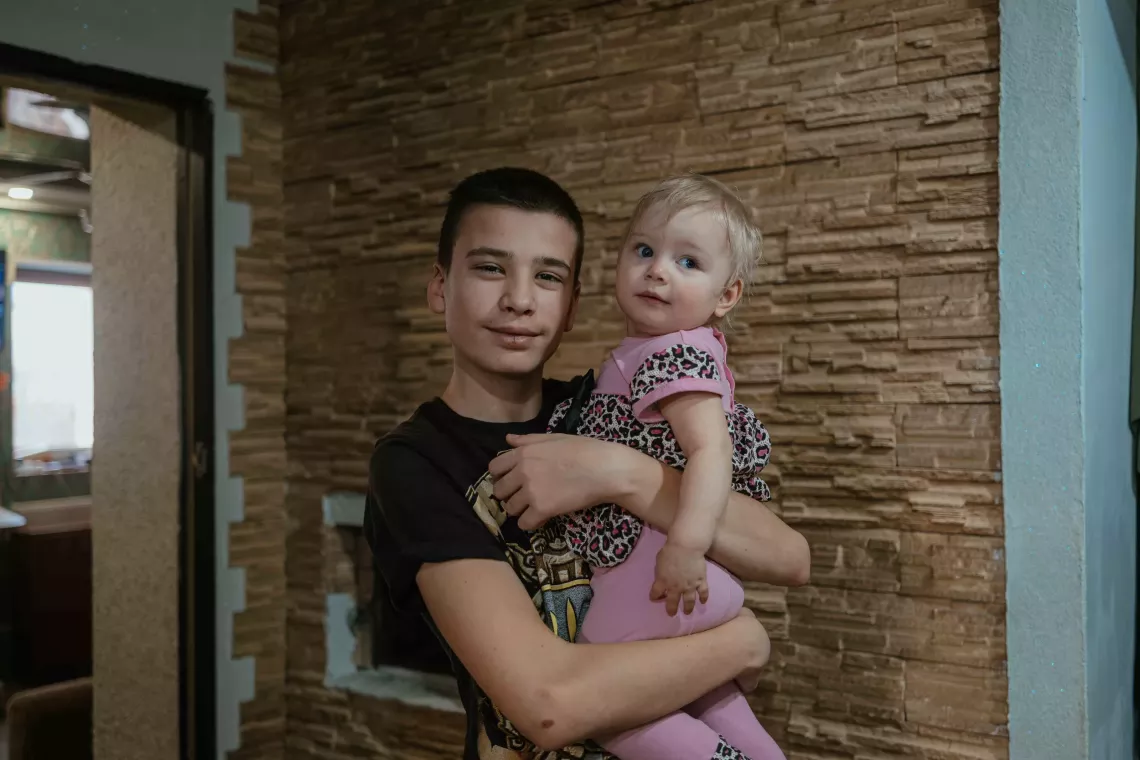Попри те, що Данилові, сину Людмили, вже 14 років, він грається з дітьми, яких виховує мама. На руках він триває маленьку Ліду