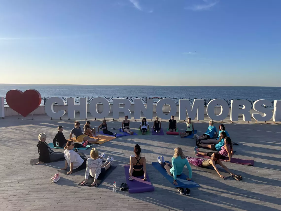 Upshifters from the &ldquo;Modern Ladies&rdquo; team do open-air yoga by the sea