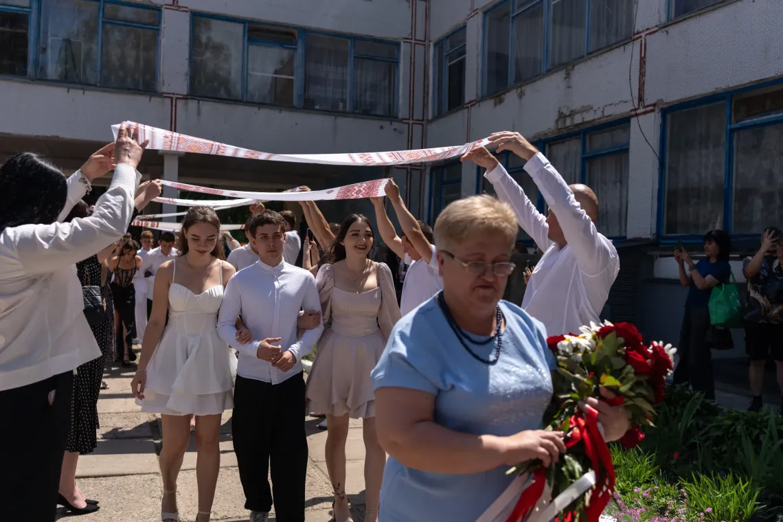 Випускники проходять під доріжкою з вишитих рушників