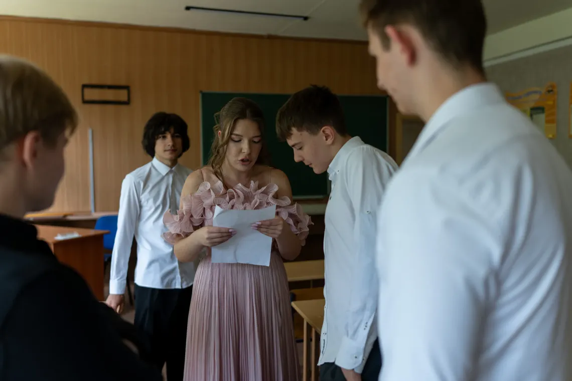 17-річна Ліза, перевіряє сценарій випускного
