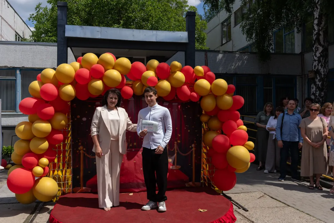 16-річний Микита отримує атестат