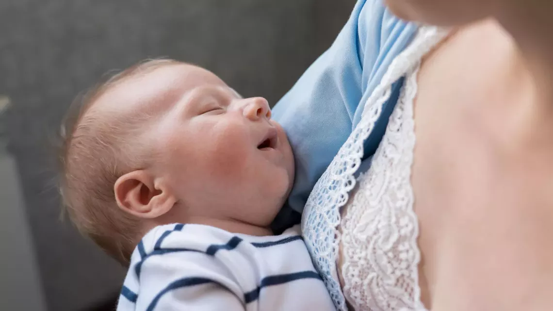 Альона годує грудьми сина Святослава, якому 1 місяць