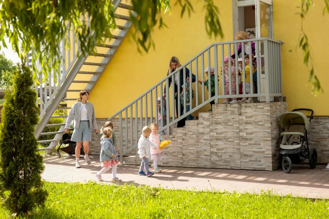 Daycare teachers help the children to descend to the shelter