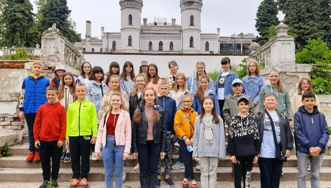 Class takes group photo during an excursion.