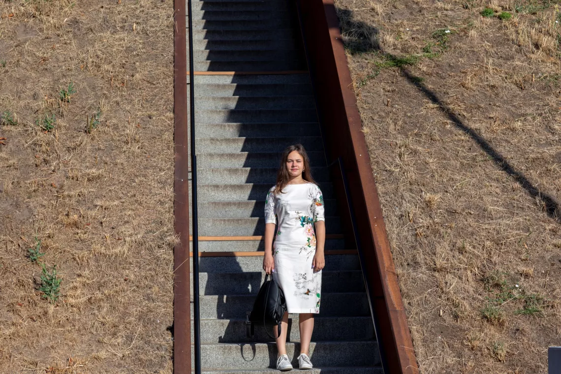 Дівчина стоїть на сходах в парку