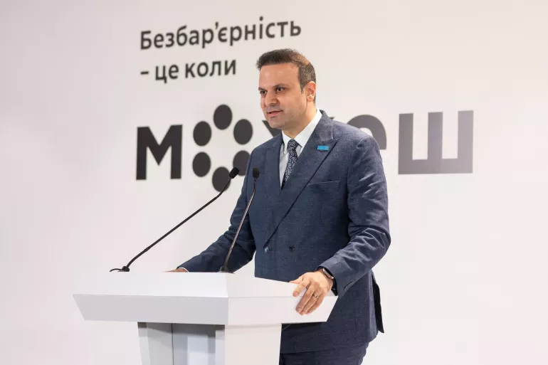 Мунір Мамедзаде, голова представництва ЮНІСЕФ в Україні доповідає за трибуною