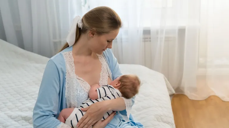 жінка годує грудьми