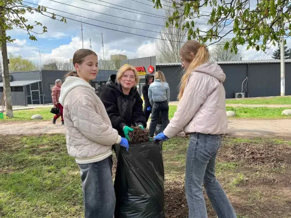 Eco-cleanup by the "Dobryky-Bobryky" School Volunteering