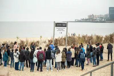 J&oacute;venes en la costa de Montevideo