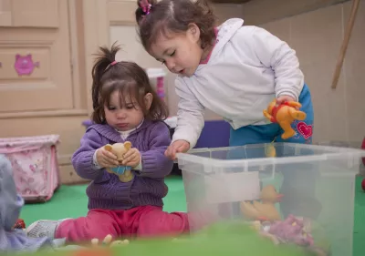 Ni&ntilde;as jugando con cubos