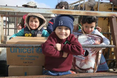 Tres ni&ntilde;os refugiados sirios miran a c&aacute;mara mientras se preparan para el invierno en campamentos en la ciudad de Ersal, en el este del L&iacute;bano, cerca de la frontera con Siria.