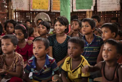  Los ni&ntilde;os participan de la lecci&oacute;n diaria en un espacio de aprendizaje apoyado por UNICEF en el campo Kutupalong-Balukhali, Cox's Bazar, Bangladesh.