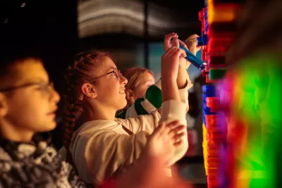 J&oacute;venes probando un experimiento